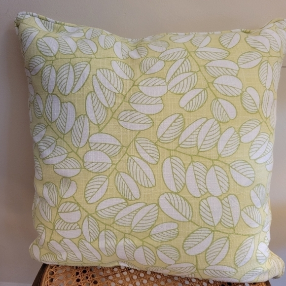 Leaf print accent pillow - Picture 1 of 5